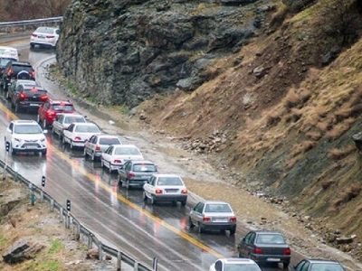 باران و مه گرفتگی در محورهای برون شهری ۵ استان