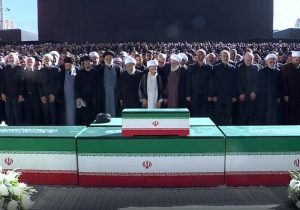 اقامه نماز بر پیکر مطهر رهبر شهید و خانواده ایشان