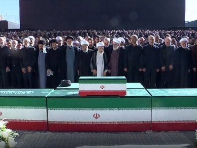 اقامه نماز بر پیکر مطهر رهبر شهید و خانواده ایشان