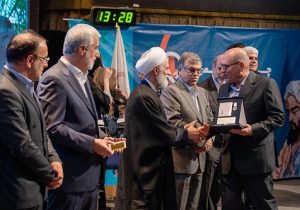 اعطای مدال عالی مفاخر داروسازی به رئیس اتاق تهران