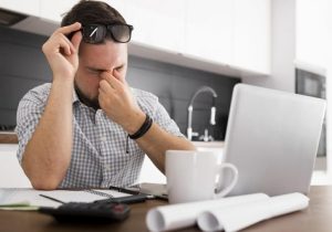 استفاده طولانی از نمایشگرهای دیجیتال موجب خشکی و خستگی چشم می شود