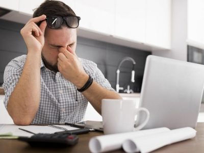 استفاده طولانی از نمایشگرهای دیجیتال موجب خشکی و خستگی چشم می شود
